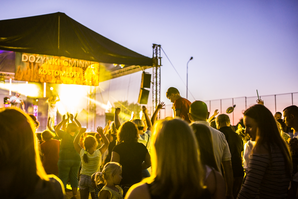 Koncert plenerowy ze sceną i publicznością